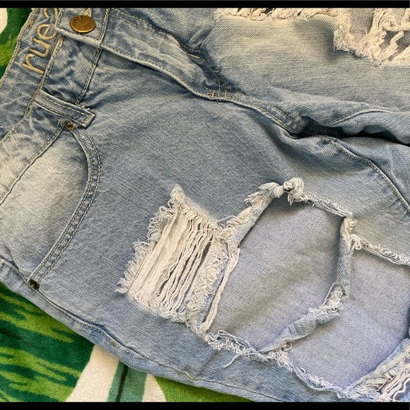 😇 SOLD - RIPPED DENIM BERMUDA SHORTS - Picture 3 of 4